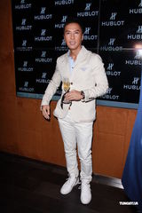 组图：甄子丹避谈赵文卓 纽约遇90岁粉丝