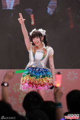 组图：SKE48三成员彩衣俏皮 唱跳卖力展热情
