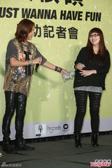 高清图：张根硕闪亮赴台全程搞怪猪不离手