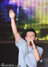 组图：陈冠希嘻哈范十足亮相大连潮人音乐节