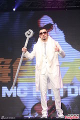 组图：热狗白西装亮相 性感辣妹性感贴身助阵