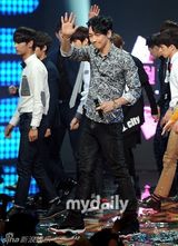 组图：Rain复出霸气夺冠 东方神起帅气回归