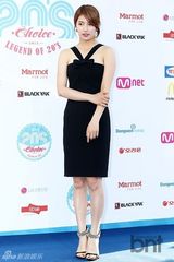 组图：神话李孝利等亮相20代选择颁奖礼蓝地毯