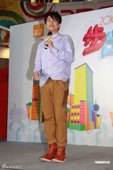 组图：孙耀威官恩娜出席观塘节闭幕礼 展阳光笑容