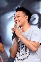 高清图：陈奕迅签唱会搞怪 演唱会加场回馈歌迷
