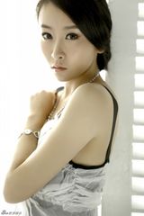 组图：毛俊杰写真秀迷人身材 妩媚演绎女人心事