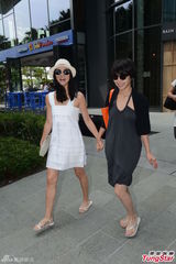 组图：杨采妮婚宴翌日携夫会亲友 称洞房好开心