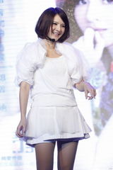 组图：郭静摆桃花阵玩招亲 获赠天后级专属麦克