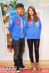 组图：方力申携邓丽欣探访贫童 感慨珍惜身边人