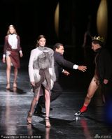 组图：自恋帝闯纽约时装周T台 豹纹丁字裤遮鸟