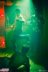 组图：陈伟霆《扎职》剧照挨打至脸肿