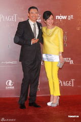 高清图：周润发携夫人现身红毯 司仪打趣贵人出门