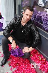 组图：Jeff Leatham到访彩妆品牌花朵主题店