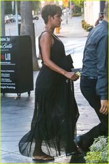 组图：47岁哈利贝瑞怀孕涨奶 透视裙现大肚轮廓