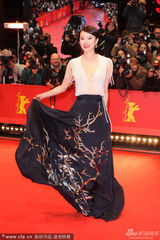 组图：《推拿》中国女星黄璐露背撩裙摆抢镜