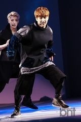 组图：EXO出席时装周开幕 携女模走秀帅气十足