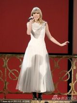 组图：斯威夫特获最受欢迎乡村女歌手 秀修长美腿