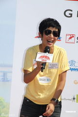 组图：吴君如出席慈善活动 称已安慰脚伤古天乐