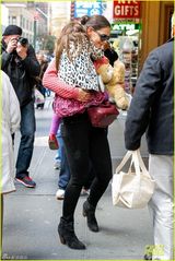 组图：霍尔姆斯带女儿工作 苏瑞豹纹外衣可爱