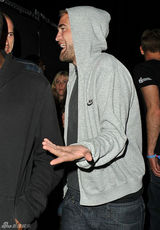 组图：暮光情侣音乐节甜蜜咬耳朵 帕丁森大笑