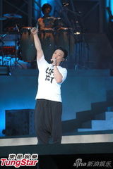 组图：陈奕迅开唱造型似黑山老妖 少说话多唱歌