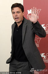 《我仍在这里》发布会 卡西-阿弗莱克帅气亮相(图)