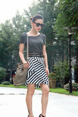 组图：贾青街拍LOOK 条纹半身裙搭潮包