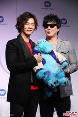 组图：杨培安加盟华纳 师兄萧煌奇站台