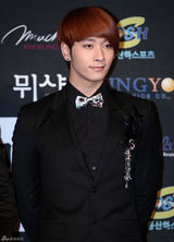 组图：宋允儿李敏贞参加珠宝奖 郑允浩2PM型男本色