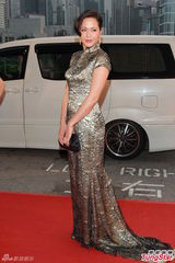 组图：香港女星贝安琪着性感露背旗袍亮相红毯