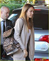 组图：阿尔芭笑容灿烂 甜蜜吻老公庆生