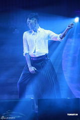 组图：张智霖开唱怀抱儿子亮相 张柏芝任嘉宾