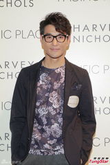 组图：胡杏儿大露背装亮相 陈展鹏关楚耀同场