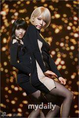 组图：东方神起回归夺首冠 女团成员台上晕倒