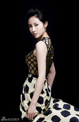 组图：李芯逸最新靓丽写真 彰显高贵典雅气质