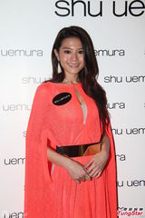 组图：周秀娜性感亮相上围丰满 称享受单身