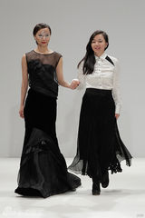 组图：王珞丹鱼尾长裙伦敦走秀 面部妆容淡雅