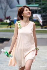 组图：Hebe清爽造型拍广告 否认Ella将婚