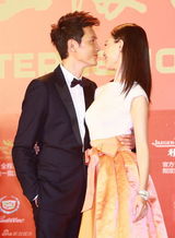 组图：冯绍峰倪妮情侣档现身 羞涩接吻