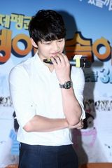 组图：《南极的眼泪》首映 宋钟基帅气助阵