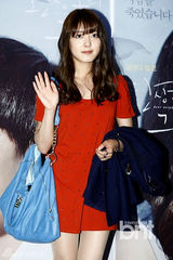 组图：孙丹菲赵允熙等捧场《幻想中的她》试映