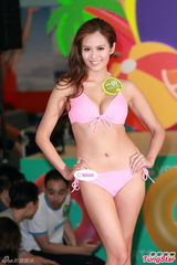 组图：女模泳装露胸垫 疑现下体线条