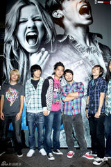 组图：柯有纶为服装助阵演出 透露新专辑12月发行