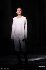 组图：《贾宝玉》首轮结束 何韵诗谢幕亲吻女演员