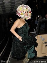 组图：Lady Gaga花冠头亮相伦敦时装周看秀