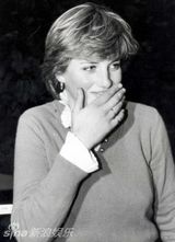 组图：戴安娜生前未刊载照片与神秘男幸福相依