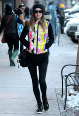 高清图：妮基-希尔顿街拍彩色马甲带出节日气氛