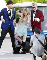 组图：摇滚天后艾薇儿完婚 MV秀朋克范儿婚纱