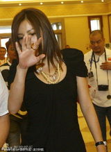 幻灯图：赵薇盛装出席代言 硕大金戒指抢眼