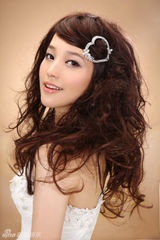 幻灯图：金莎拍甜美公主写真 散发猫女气质